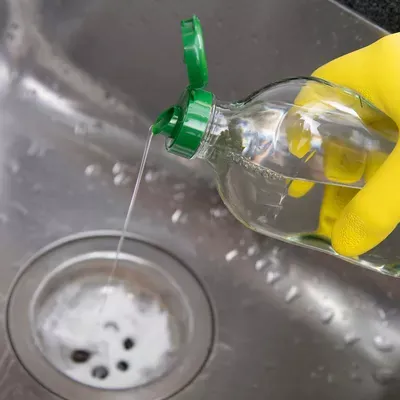 Hausmittel zur Abflussreinigung wird in den Spülbeckenabfluss gegossen