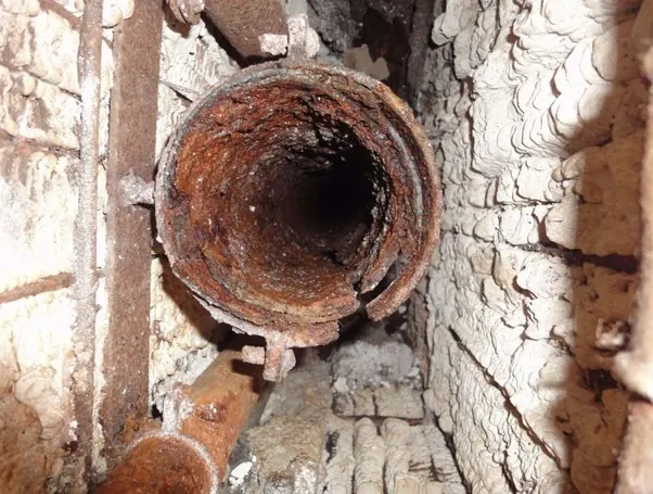 Stark verrostetes Abflussrohr mit Korrosion und Ablagerungen