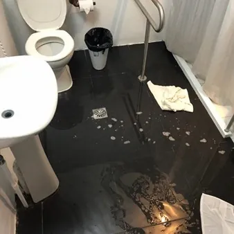 Überschwemmtes Badezimmer nach verstopftem Abfluss