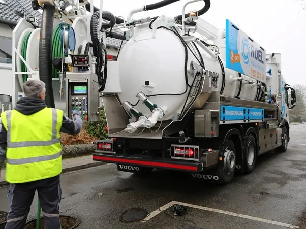 Professionelle Kanalreinigung mit Saug- und Spülfahrzeug im Einsatz